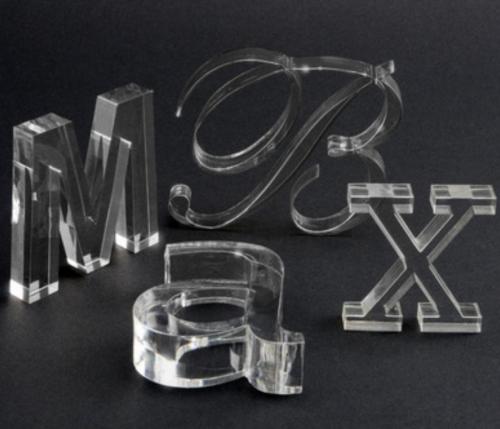 Egyedi lézervágott betűk plexiből