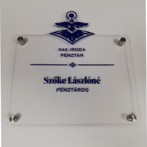 Egyedi lézervágott plexi ajtótábla rozsdamentes távtartókkal